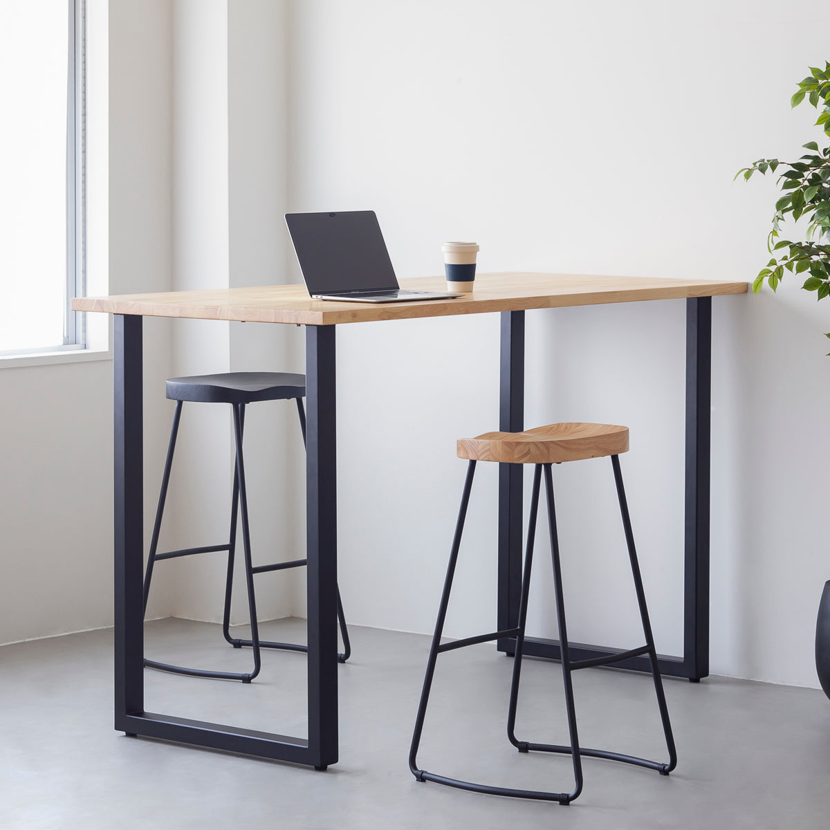 KANADEMONOのラバーウッドとスチールを組み合わせたナチュラルカラーの座面のハイスツール(使用例1)