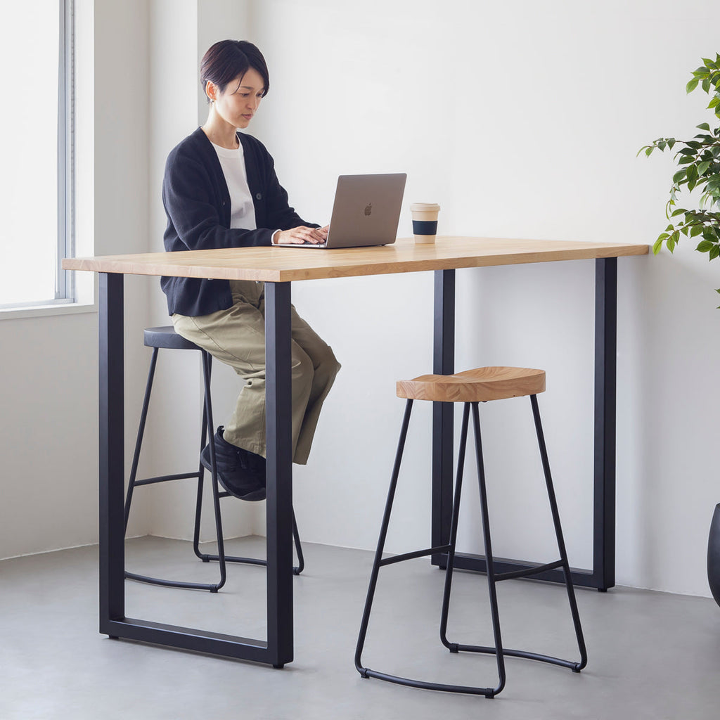 KANADEMONOのラバーウッドとスチールを組み合わせたナチュラルカラーの座面のハイスツール(使用例3)