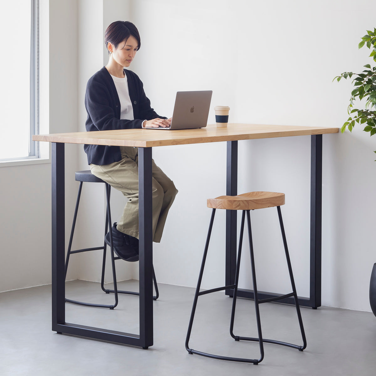 KANADEMONOのラバーウッドとスチールを組み合わせたナチュラルカラーの座面のハイスツール(使用例3)