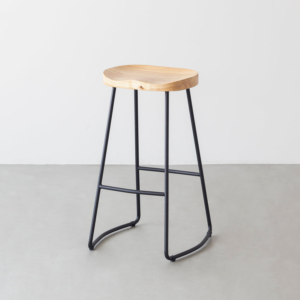 KANADEMONOのラバーウッドとスチールを組み合わせたナチュラルカラーの座面のハイスツール