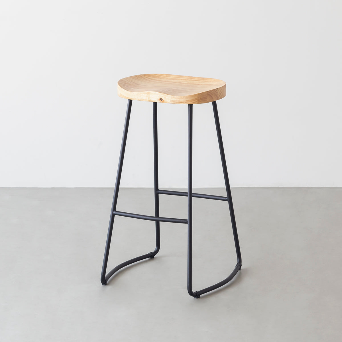 KANADEMONOのラバーウッドとスチールを組み合わせたナチュラルカラーの座面のハイスツール