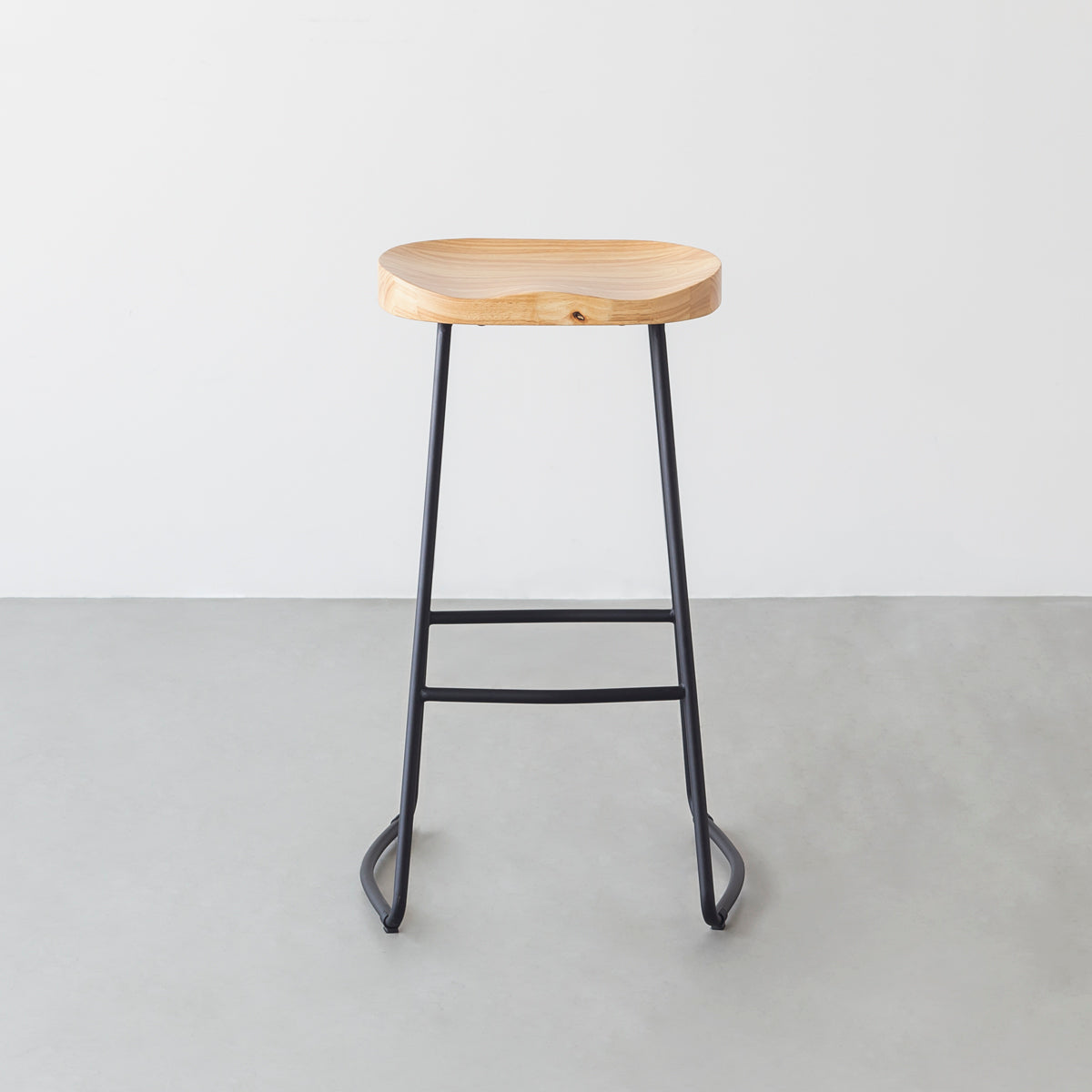 KANADEMONOのラバーウッドとスチールを組み合わせたナチュラルカラーの座面のハイスツール(正面)