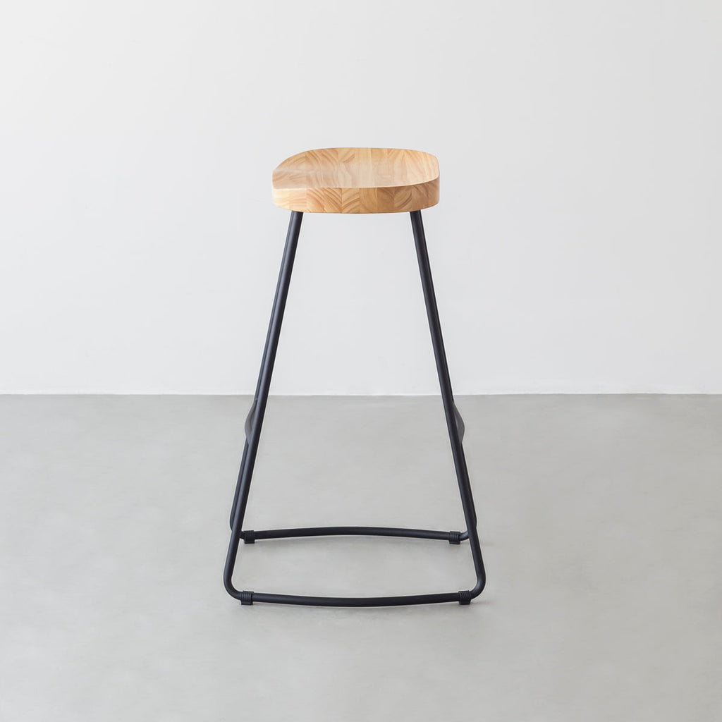 KANADEMONOのラバーウッドとスチールを組み合わせたナチュラルカラーの座面のハイスツール(横からのアングル)