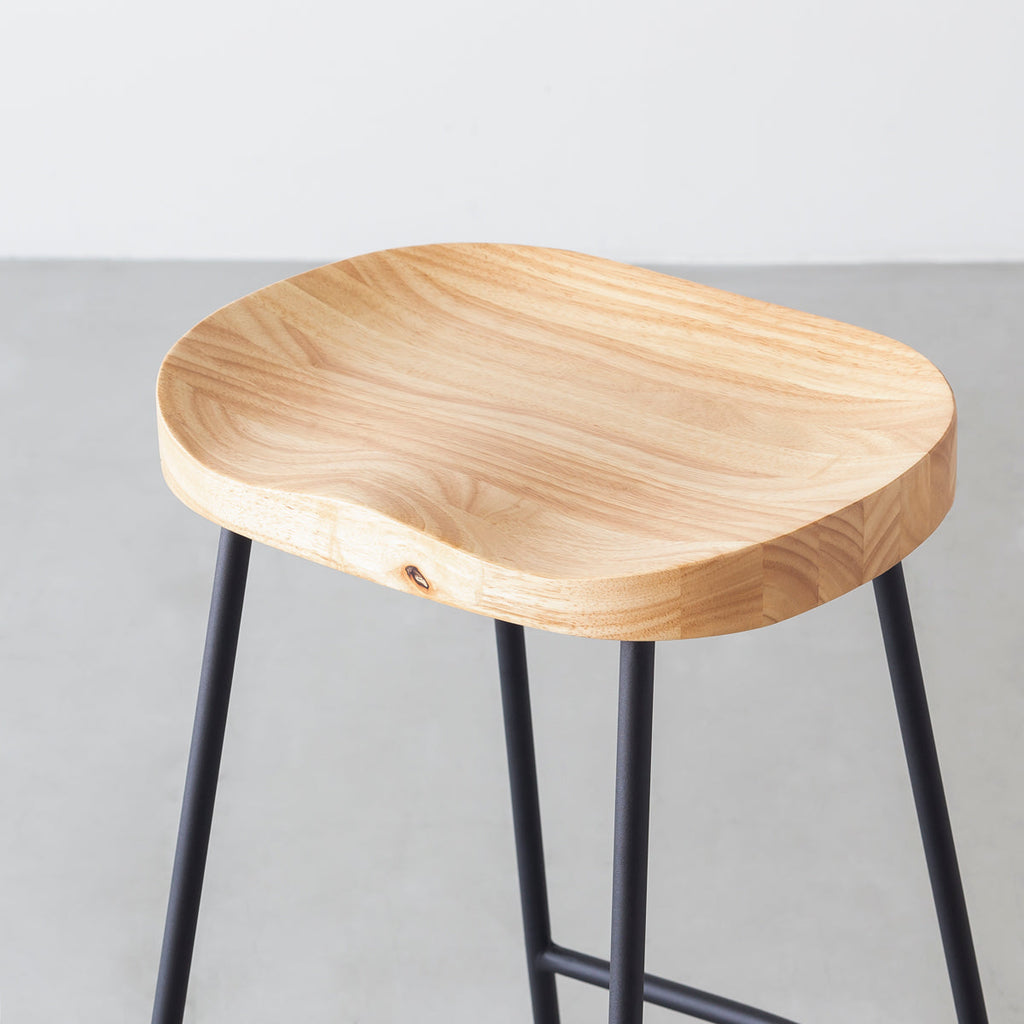 KANADEMONOのラバーウッドとスチールを組み合わせたナチュラルカラーの座面のハイスツール(座面)