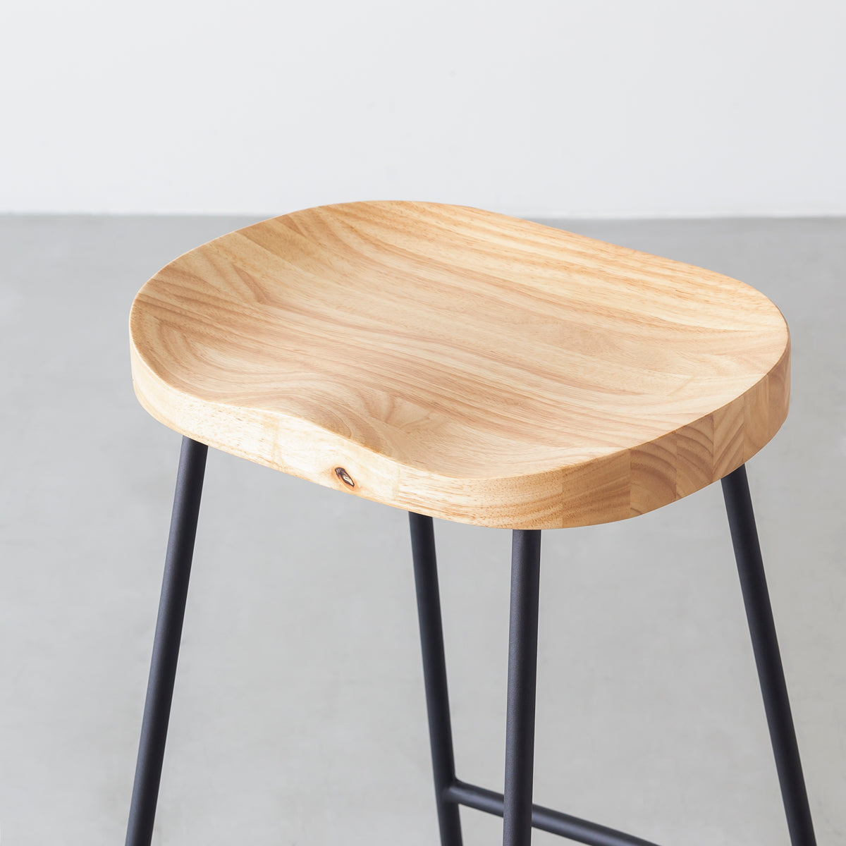 KANADEMONOのラバーウッドとスチールを組み合わせたナチュラルカラーの座面のハイスツール(座面)