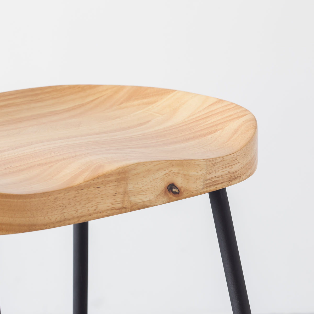 KANADEMONOのラバーウッドとスチールを組み合わせたナチュラルカラーの座面のハイスツール(座面クローズアップ)