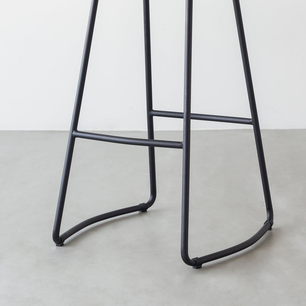 KANADEMONOのラバーウッドとスチールを組み合わせたナチュラルカラーの座面のハイスツール(脚)