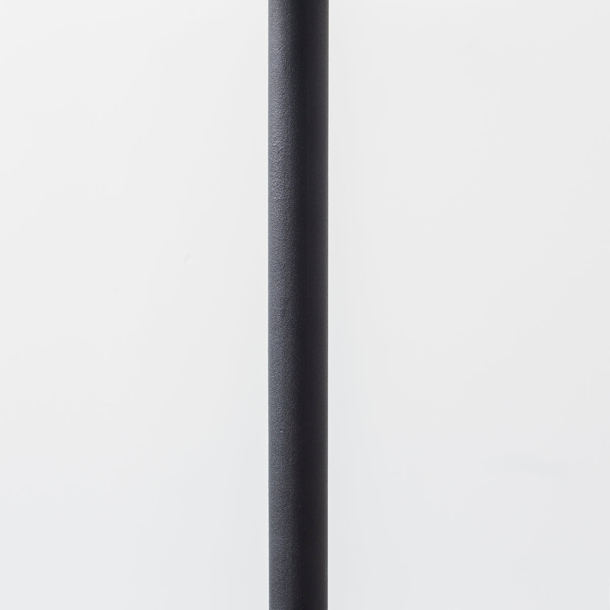 KANADEMONOのラバーウッドとスチールを組み合わせたナチュラルカラーの座面のハイスツール(脚2)