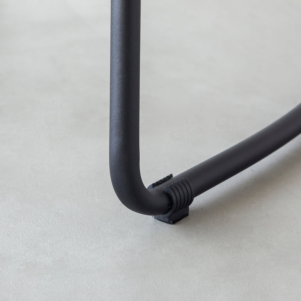 KANADEMONOのラバーウッドとスチールを組み合わせたナチュラルカラーの座面のハイスツール(脚3)