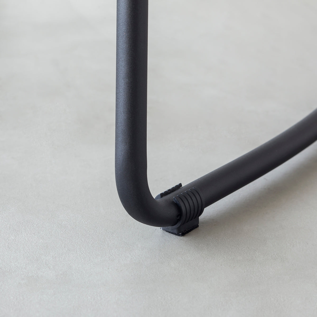 KANADEMONOのラバーウッドとスチールを組み合わせたナチュラルカラーの座面のハイスツール(脚3)