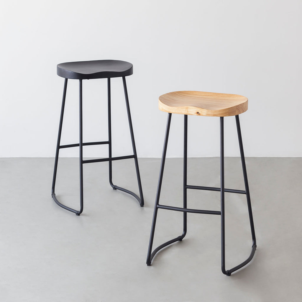 KANADEMONOのラバーウッドとスチールを組み合わせたナチュラルカラーの座面のハイスツール(ナチュラルとブラックと比較)