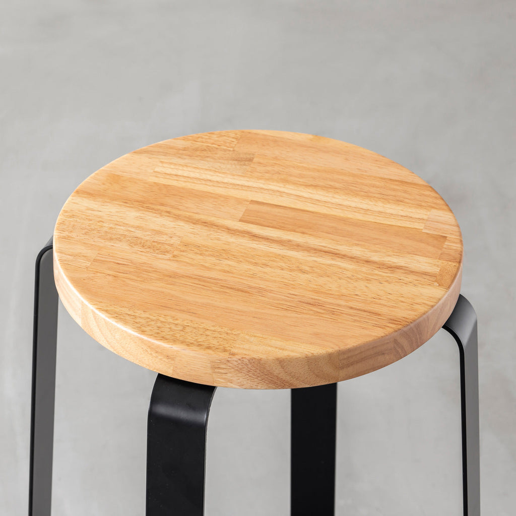 KANADEMONOのラバーウッド ナチュラルRound座面とブラックのCross Plate脚を合わせたシンプルモダンなスツール（座面）