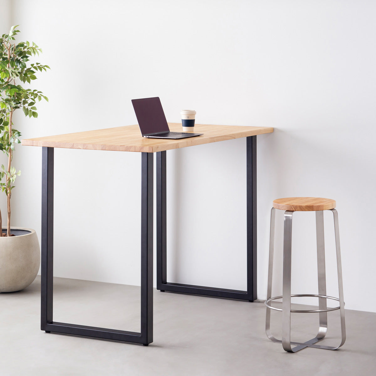 KANADEMONOのラバーウッド ナチュラルRound座面とステンレスのCross Plate脚を合わせたシンプルモダンなハイスツール（使用例）