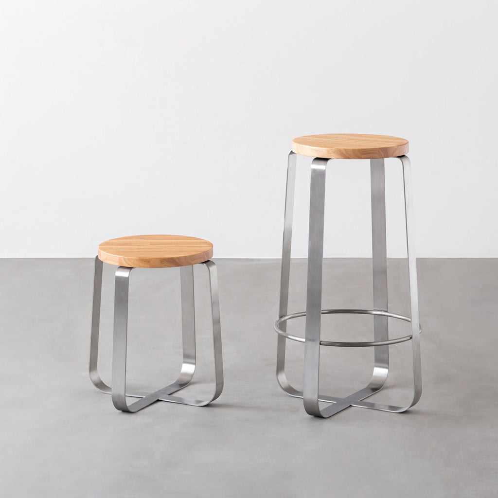 KANADEMONOのラバーウッド ナチュラルRound座面とステンレスのCross Plate脚を合わせたシンプルモダンなハイスツール（スタンダード比較）