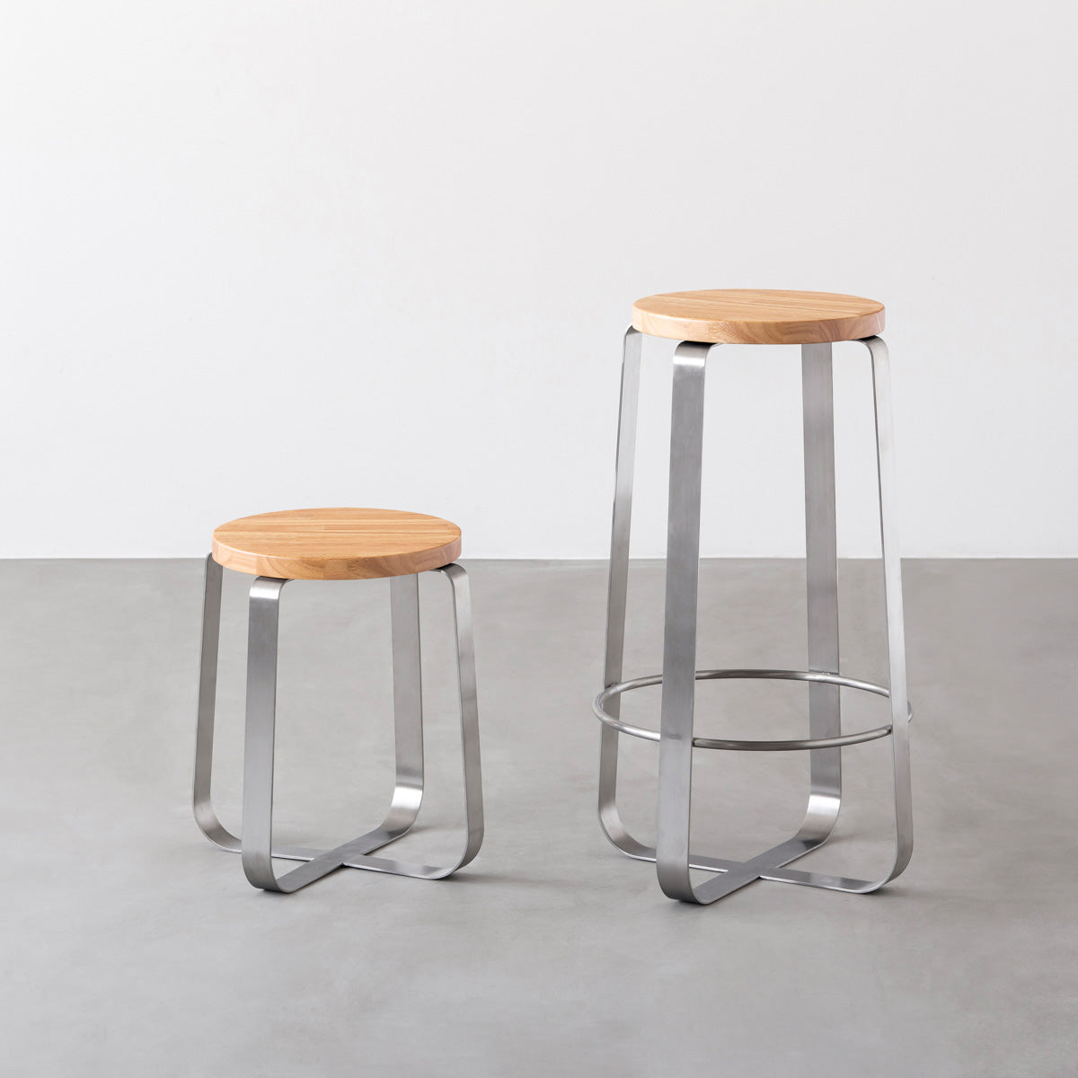 KANADEMONOのラバーウッド ナチュラルRound座面とステンレスのCross Plate脚を合わせたシンプルモダンなハイスツール（スタンダード比較）