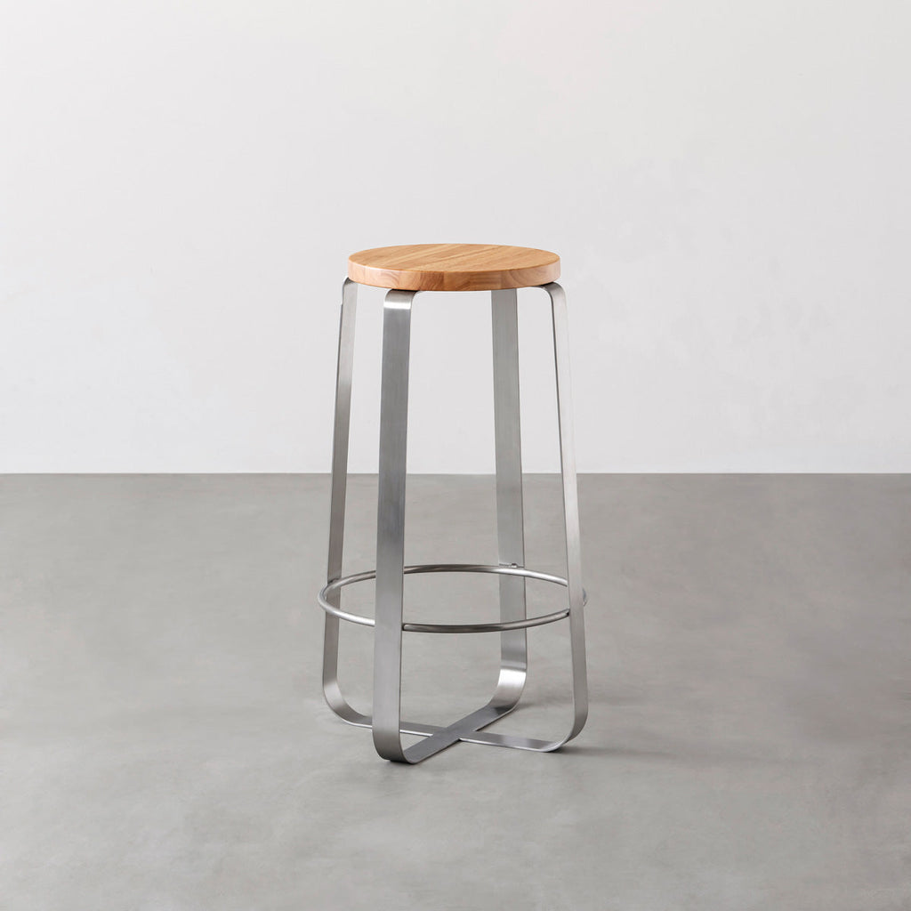 KANADEMONOのラバーウッド ナチュラルRound座面とステンレスのCross Plate脚を合わせたシンプルモダンなハイスツール