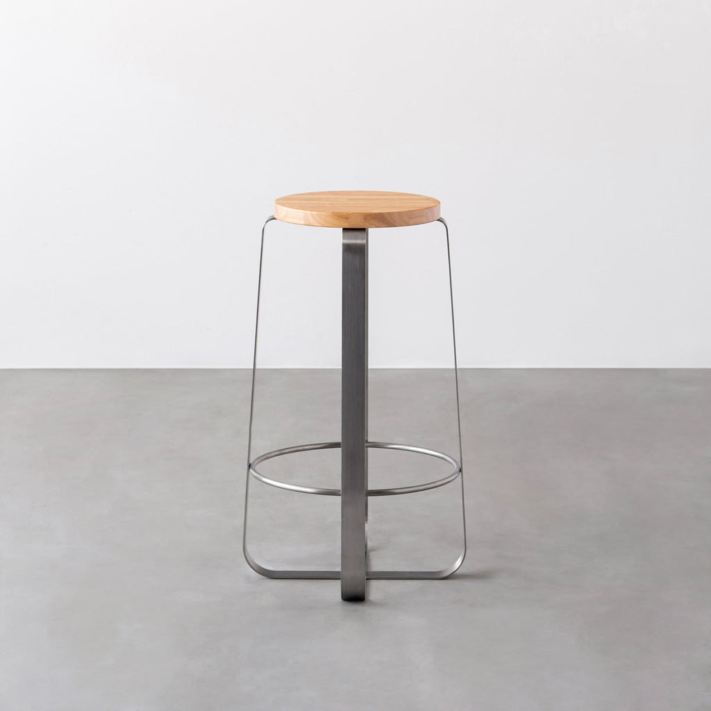 KANADEMONOのラバーウッド ナチュラルRound座面とステンレスのCross Plate脚を合わせたシンプルモダンなハイスツール3