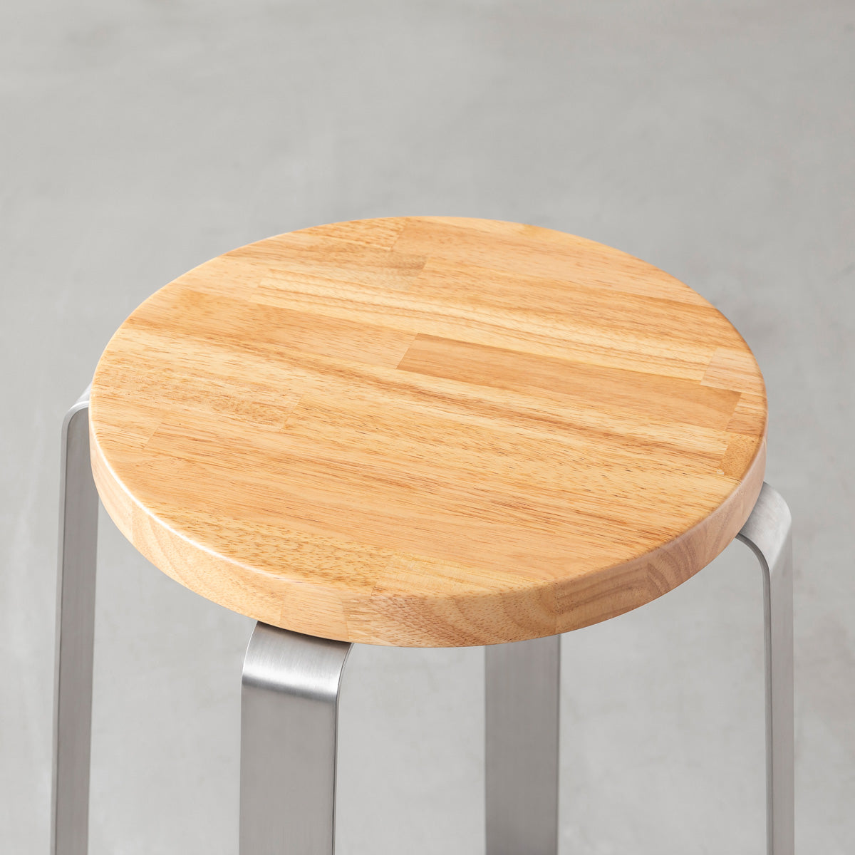 KANADEMONOのラバーウッド ナチュラルRound座面とステンレスのCross Plate脚を合わせたシンプルモダンなハイスツール（座面）