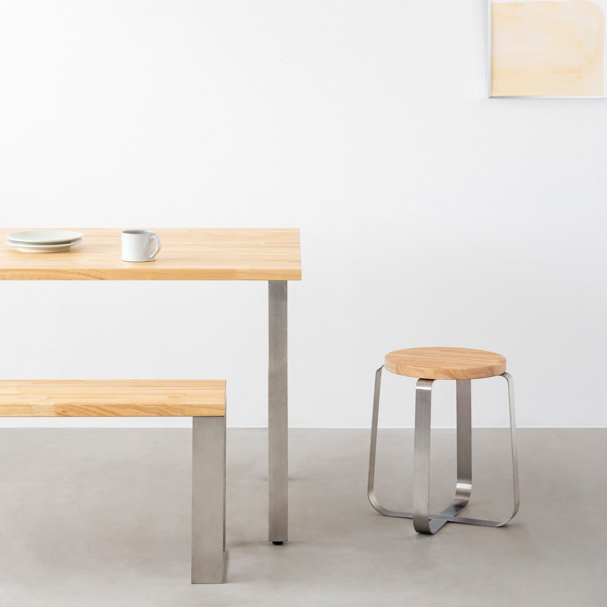 KANADEMONOのラバーウッド ナチュラルRound座面とステンレスのCross Plate脚を合わせたシンプルモダンなスツール（使用例）