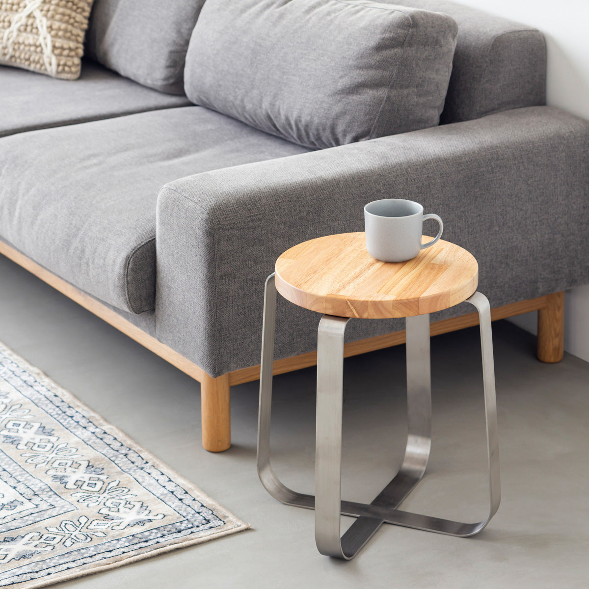 KANADEMONOのラバーウッド ナチュラルRound座面とステンレスのCross Plate脚を合わせたシンプルモダンなスツール（使用例2）