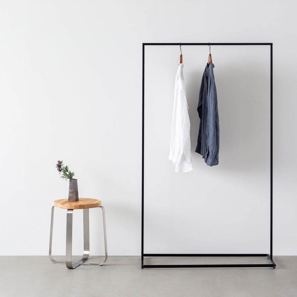 KANADEMONOのラバーウッド ナチュラルSquircle座面とステンレスのCross Plate脚を合わせたシンプルモダンなスツール（使用例3）