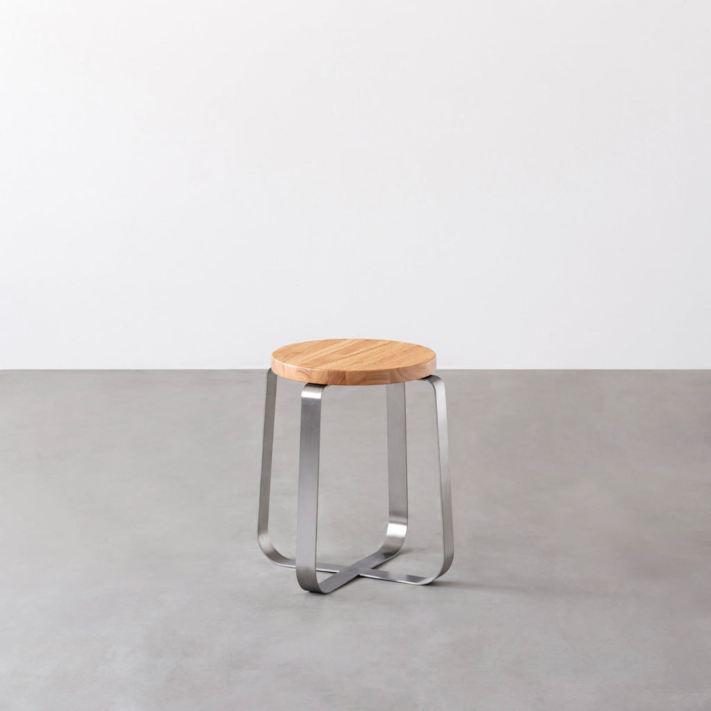 KANADEMONOのラバーウッド ナチュラルRound座面とステンレスのCross Plate脚を合わせたシンプルモダンなスツール