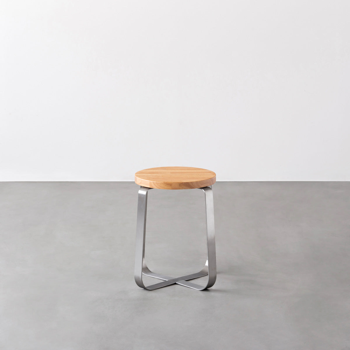 KANADEMONOのラバーウッド ナチュラルRound座面とステンレスのCross Plate脚を合わせたシンプルモダンなスツール2