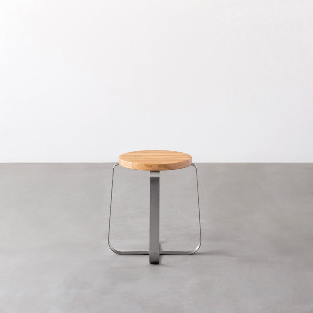 KANADEMONOのラバーウッド ナチュラルRound座面とステンレスのCross Plate脚を合わせたシンプルモダンなスツール3