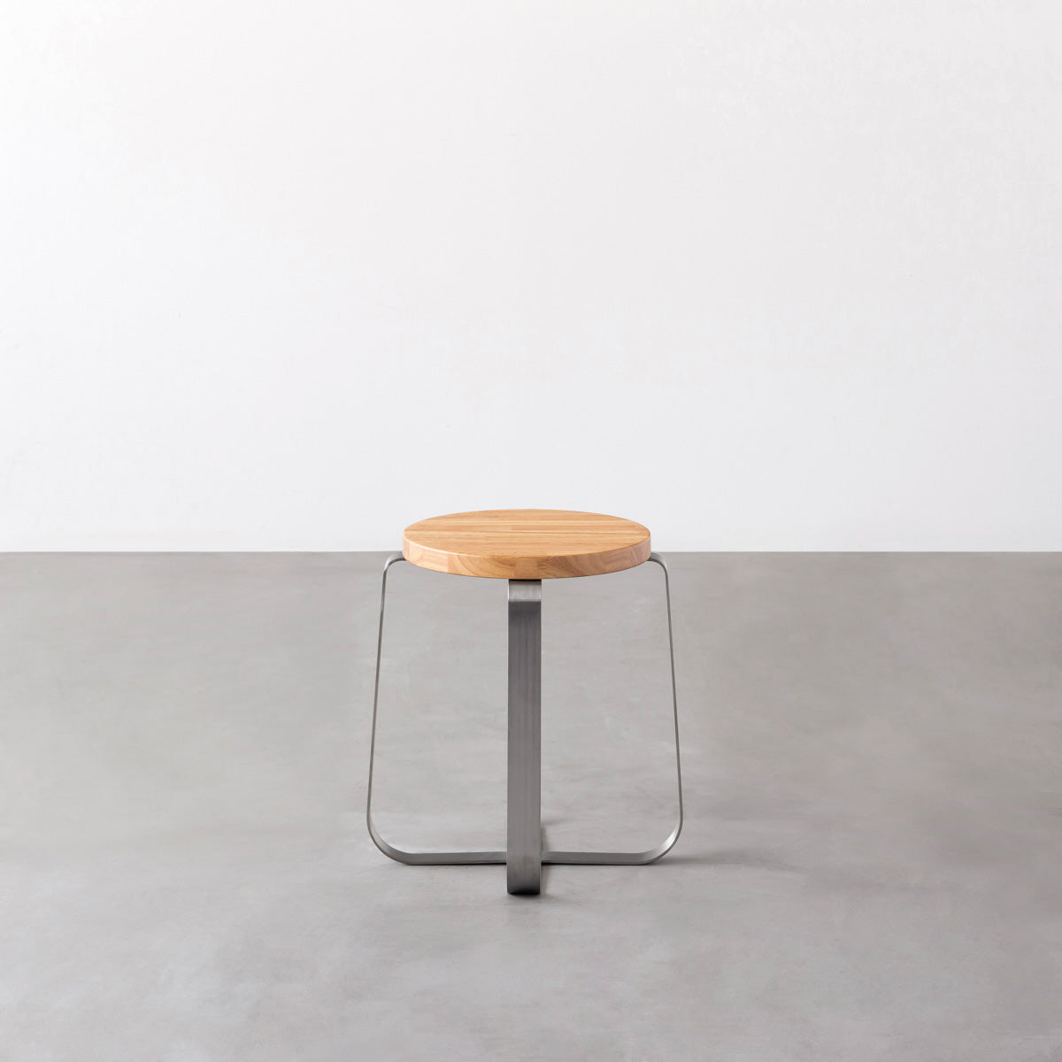 KANADEMONOのラバーウッド ナチュラルRound座面とステンレスのCross Plate脚を合わせたシンプルモダンなスツール3