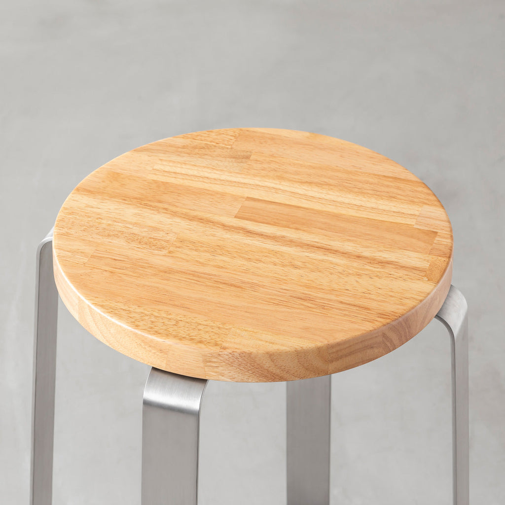 KANADEMONOのラバーウッド ナチュラルRound座面とステンレスのCross Plate脚を合わせたシンプルモダンなスツール（座面）