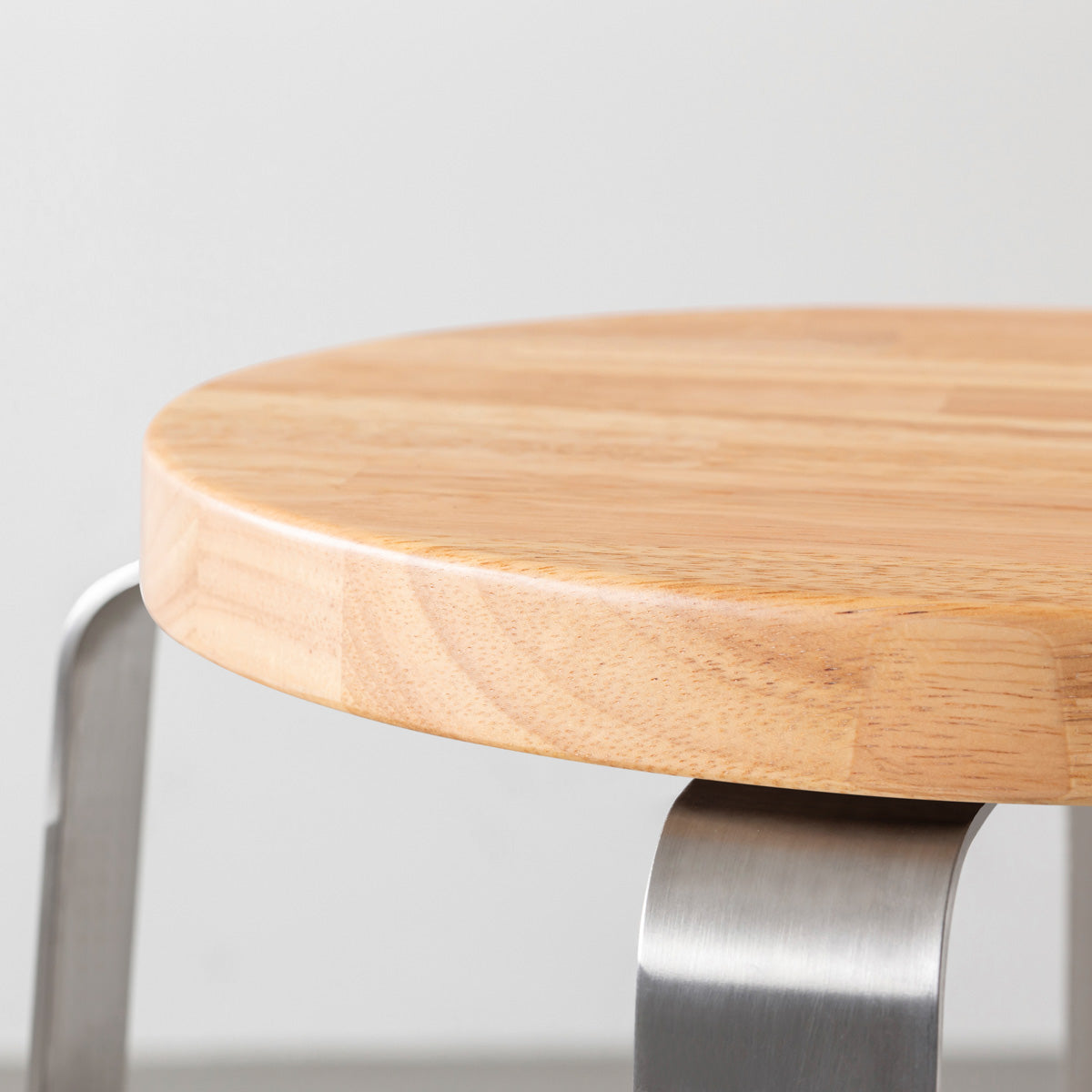 KANADEMONOのラバーウッド ナチュラルRound座面とステンレスのCross Plate脚を合わせたシンプルモダンなスツール（座面側面）
