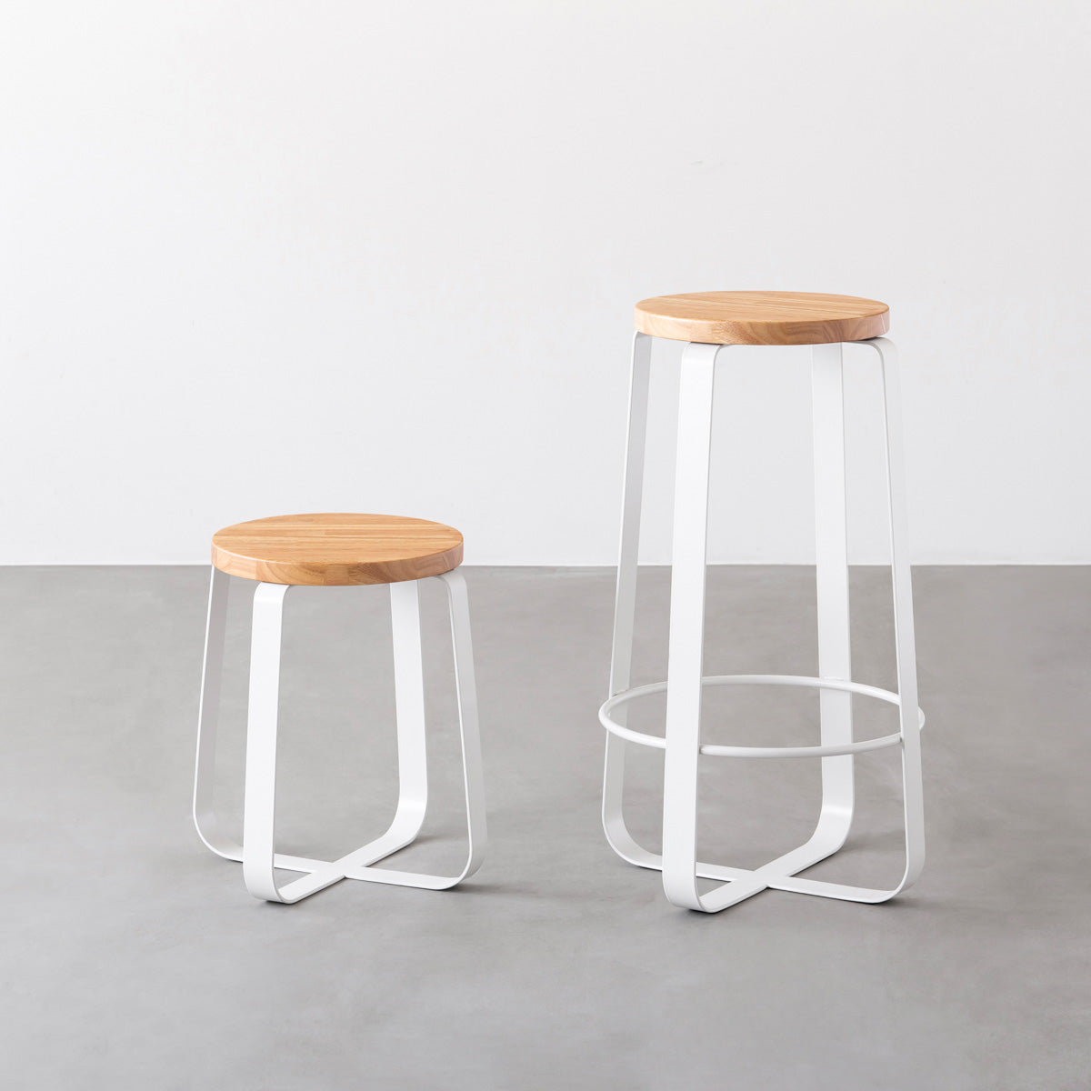 KANADEMONOのラバーウッド ナチュラルRound座面とホワイトのCross Plate脚を合わせたシンプルモダンなハイスツール（スタンダード比較）