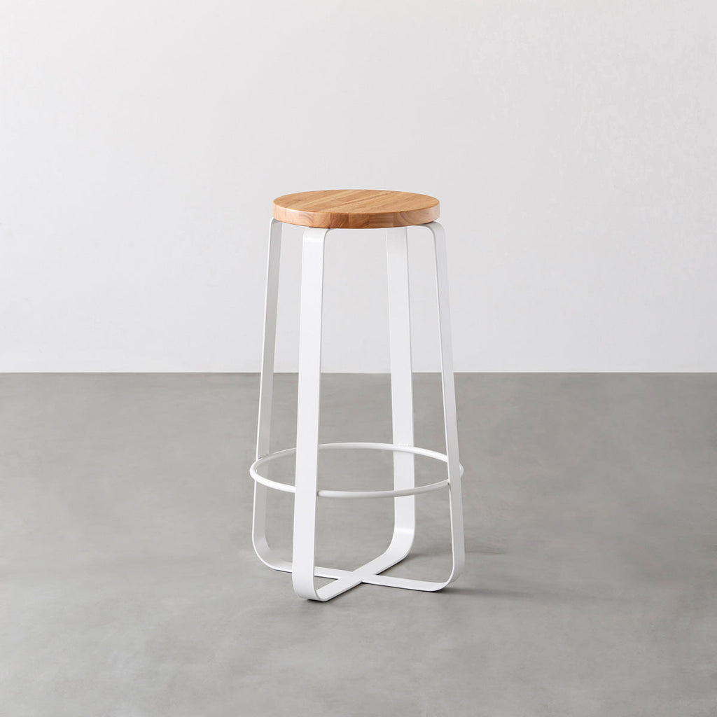 KANADEMONOのラバーウッド ナチュラルRound座面とホワイトのCross Plate脚を合わせたシンプルモダンなハイスツール