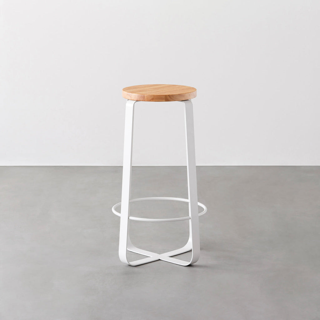 KANADEMONOのラバーウッド ナチュラルRound座面とホワイトのCross Plate脚を合わせたシンプルモダンなハイスツール2
