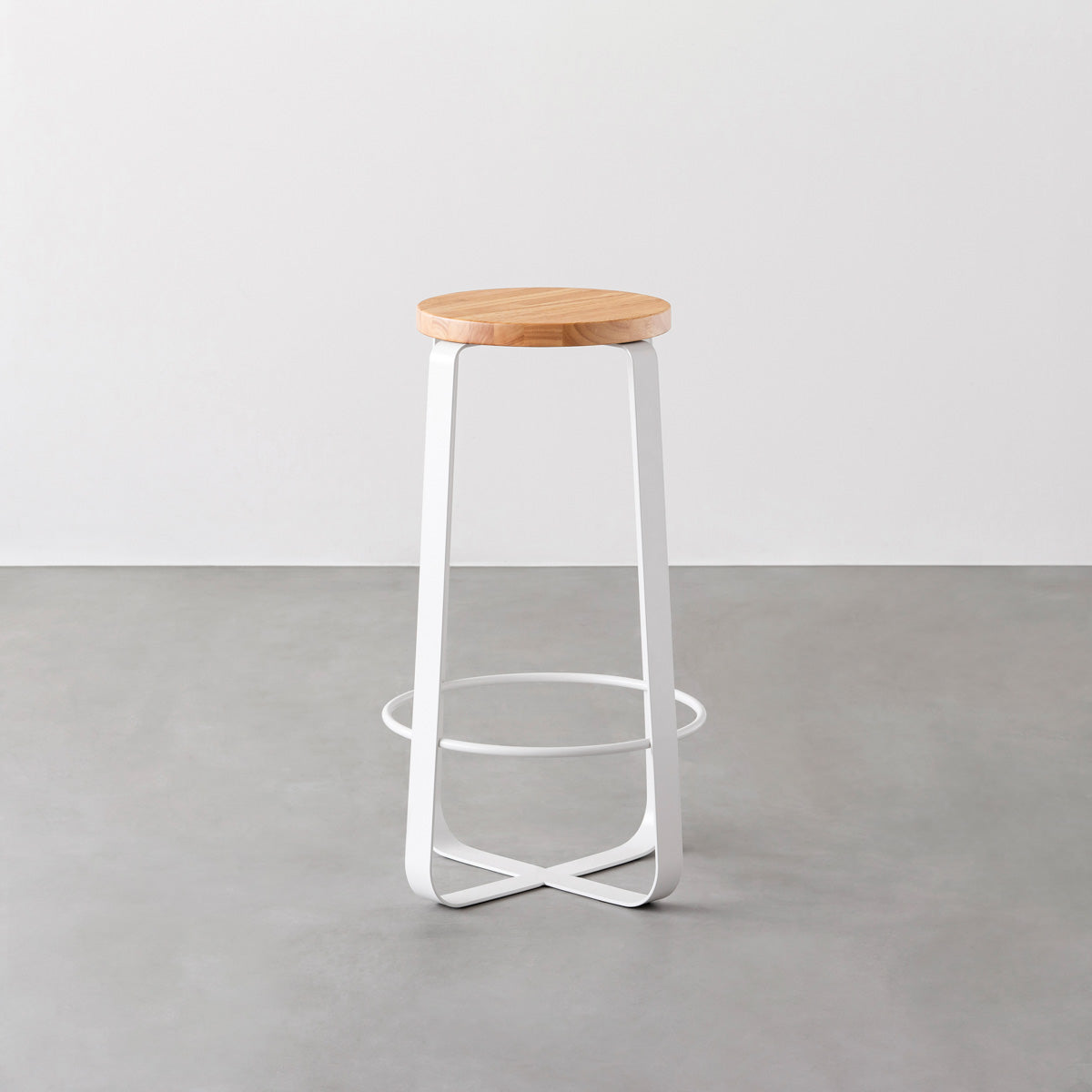 KANADEMONOのラバーウッド ナチュラルRound座面とホワイトのCross Plate脚を合わせたシンプルモダンなハイスツール2