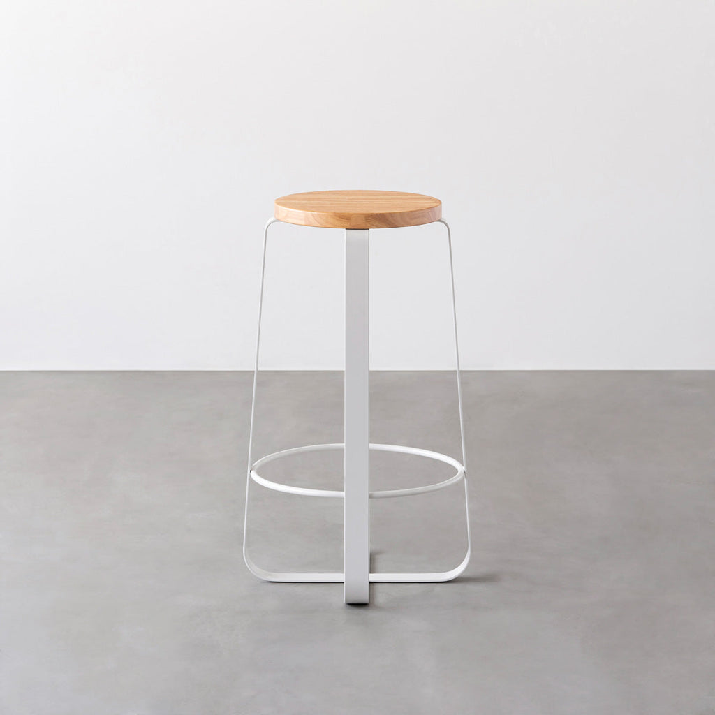 KANADEMONOのラバーウッド ナチュラルRound座面とホワイトのCross Plate脚を合わせたシンプルモダンなハイスツール3