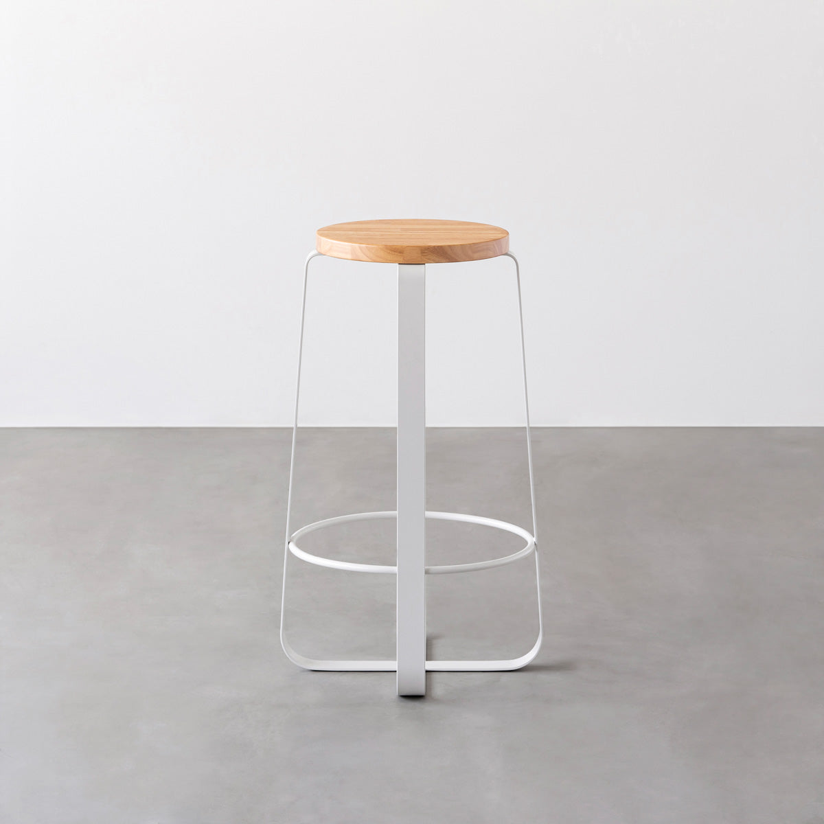 KANADEMONOのラバーウッド ナチュラルRound座面とホワイトのCross Plate脚を合わせたシンプルモダンなハイスツール3