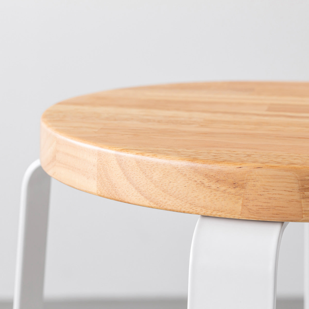 KANADEMONOのラバーウッド ナチュラルRound座面とホワイトのCross Plate脚を合わせたシンプルモダンなハイスツール（座面側面）