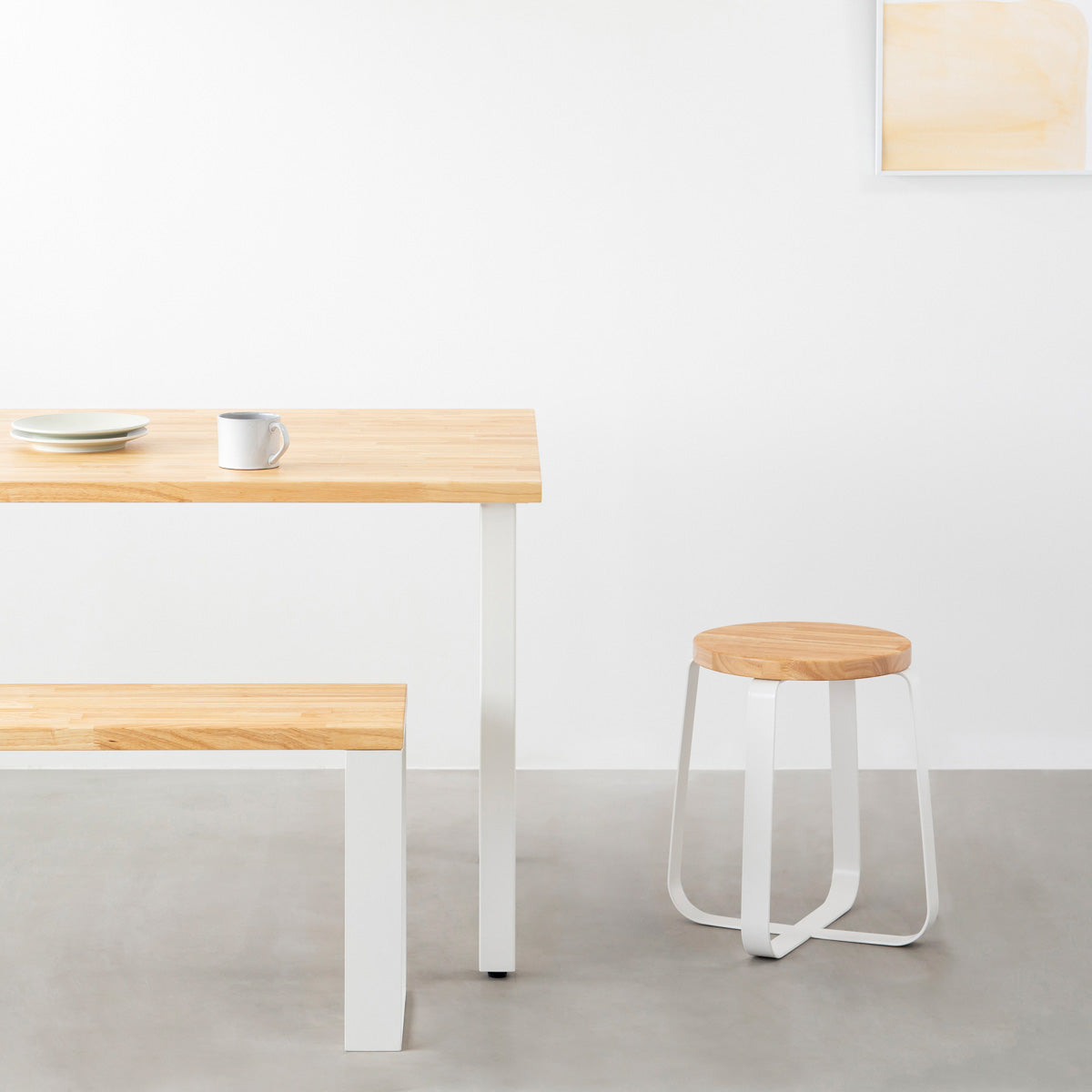 KANADEMONOのラバーウッド ナチュラルRound座面とホワイトのCross Plate脚を合わせたシンプルモダンなスツール（使用例）