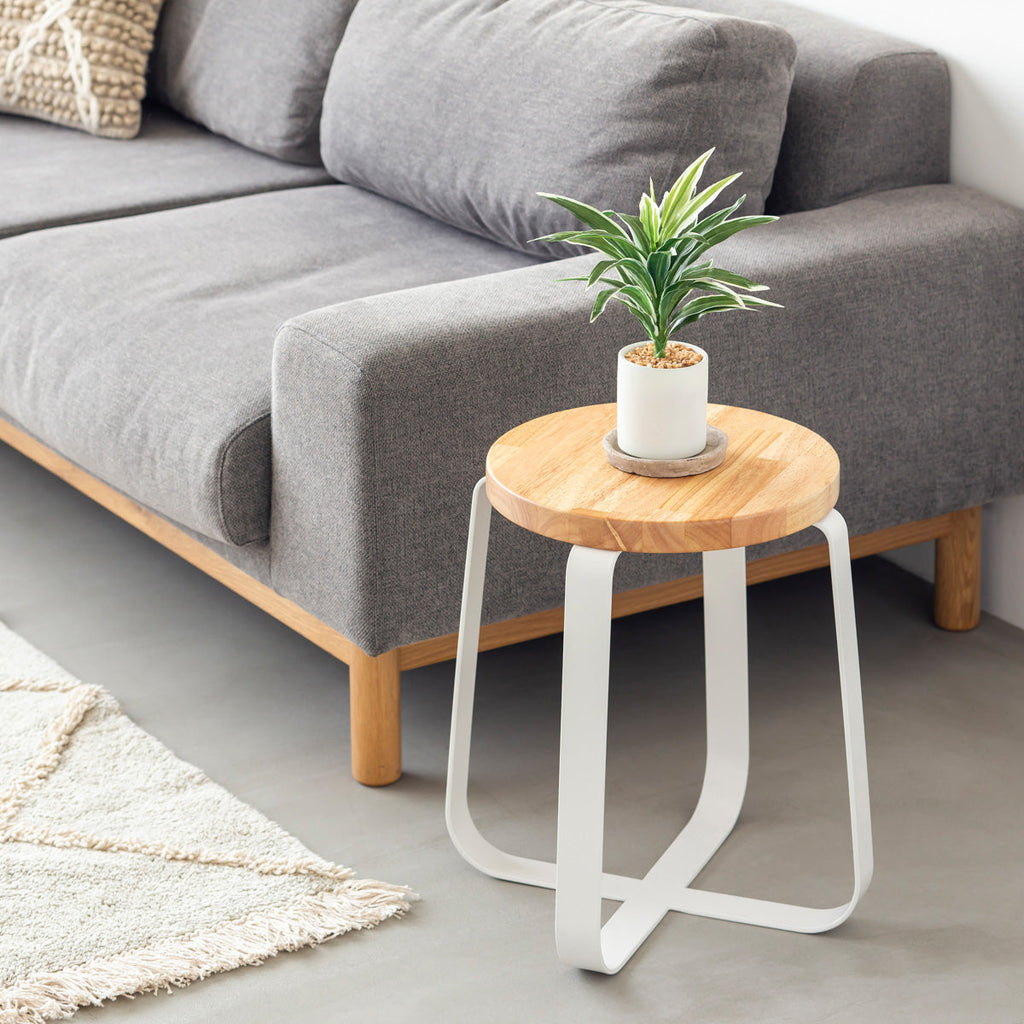 KANADEMONOのラバーウッド ナチュラルRound座面とホワイトのCross Plate脚を合わせたシンプルモダンなスツール（使用例2）