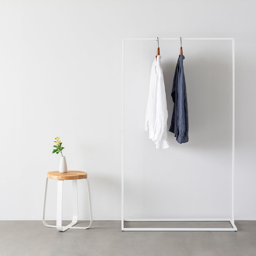 KANADEMONOのラバーウッド ナチュラルSquircle座面とホワイトのCross Plate脚を合わせたシンプルモダンなスツール（使用例3）