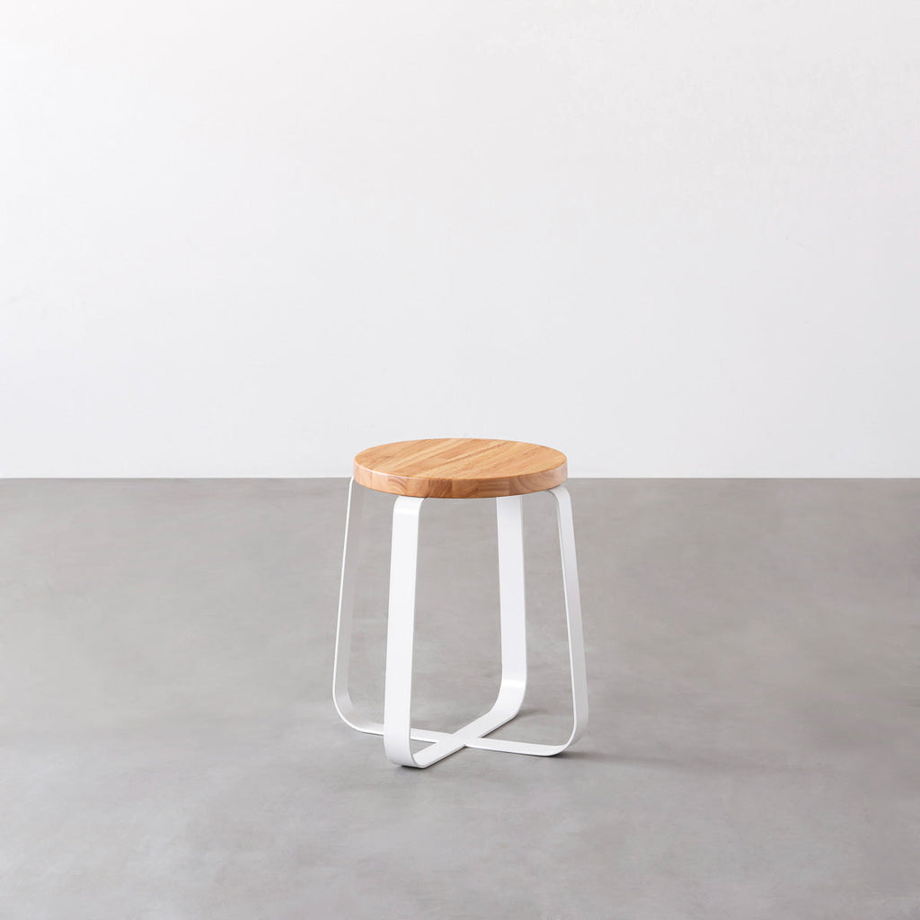 KANADEMONOのラバーウッド ナチュラルRound座面とホワイトのCross Plate脚を合わせたシンプルモダンなスツール