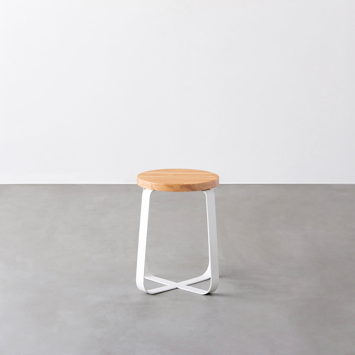 KANADEMONOのラバーウッド ナチュラルRound座面とホワイトのCross Plate脚を合わせたシンプルモダンなスツール2