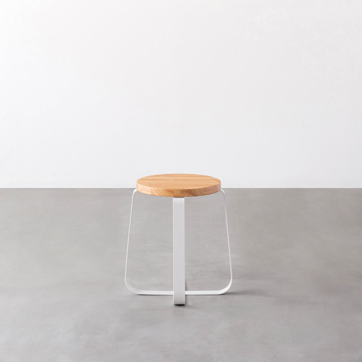 KANADEMONOのラバーウッド ナチュラルRound座面とホワイトのCross Plate脚を合わせたシンプルモダンなスツール3