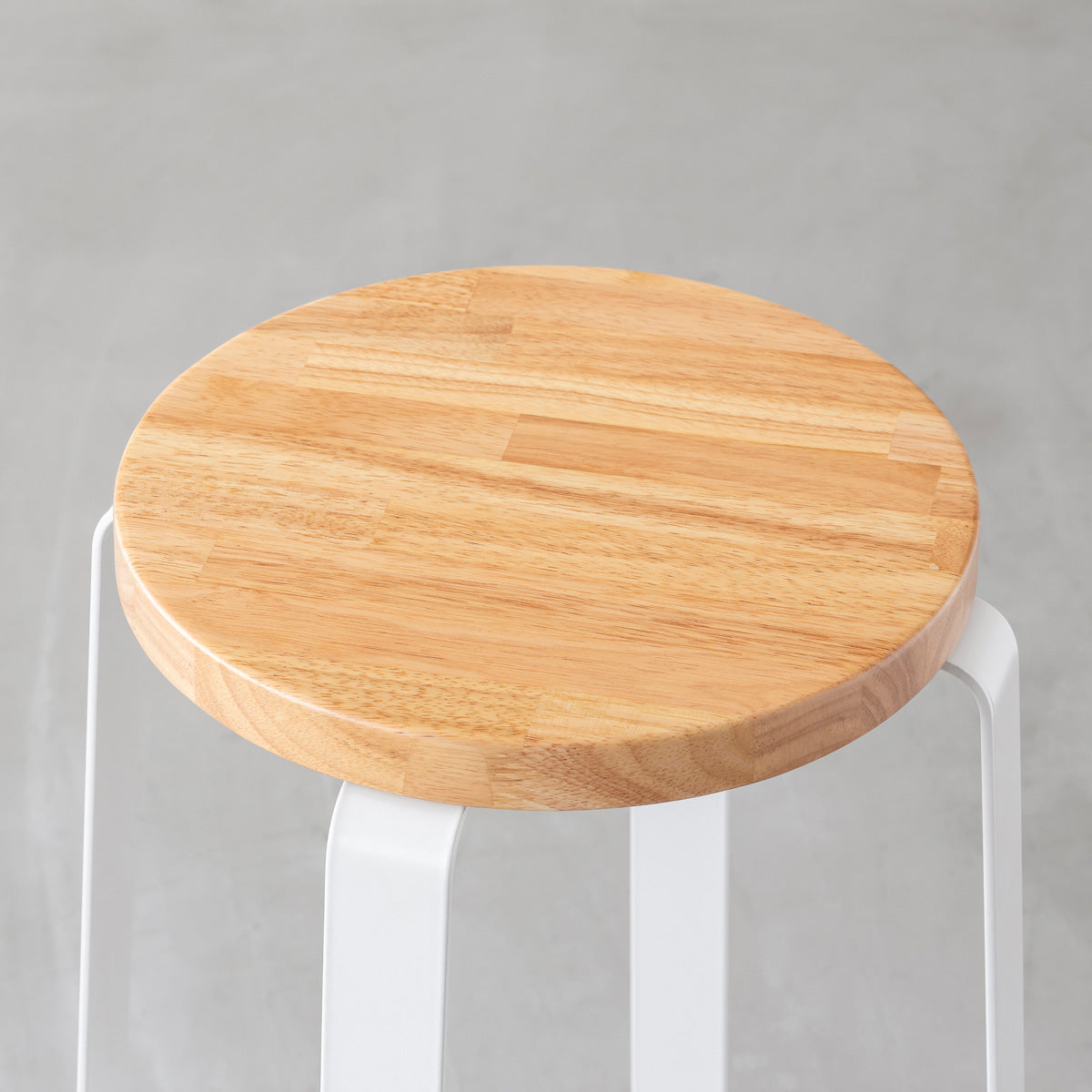 KANADEMONOのラバーウッド ナチュラルRound座面とホワイトのCross Plate脚を合わせたシンプルモダンなスツール（座面）