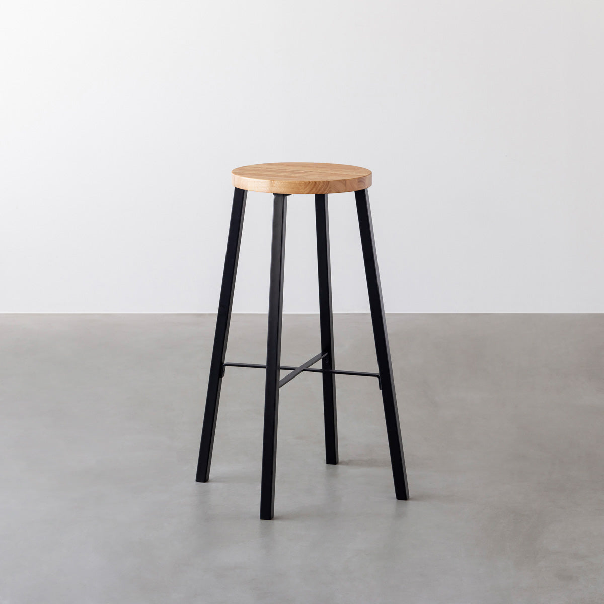 KANADEMONOのラバーウッド ナチュラルRound座面とブラックのSlant Bar脚を合わせたシンプルモダンなハイスツール