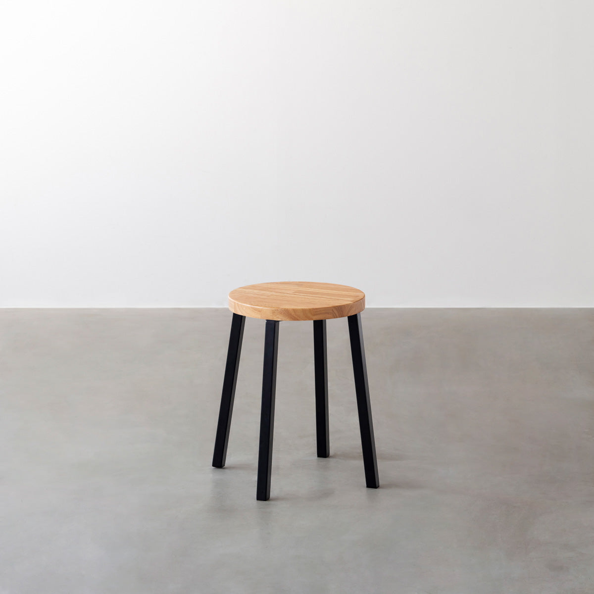 KANADEMONOのラバーウッド ナチュラルRound座面とブラックのSlant Bar脚を合わせたシンプルモダンなスツール