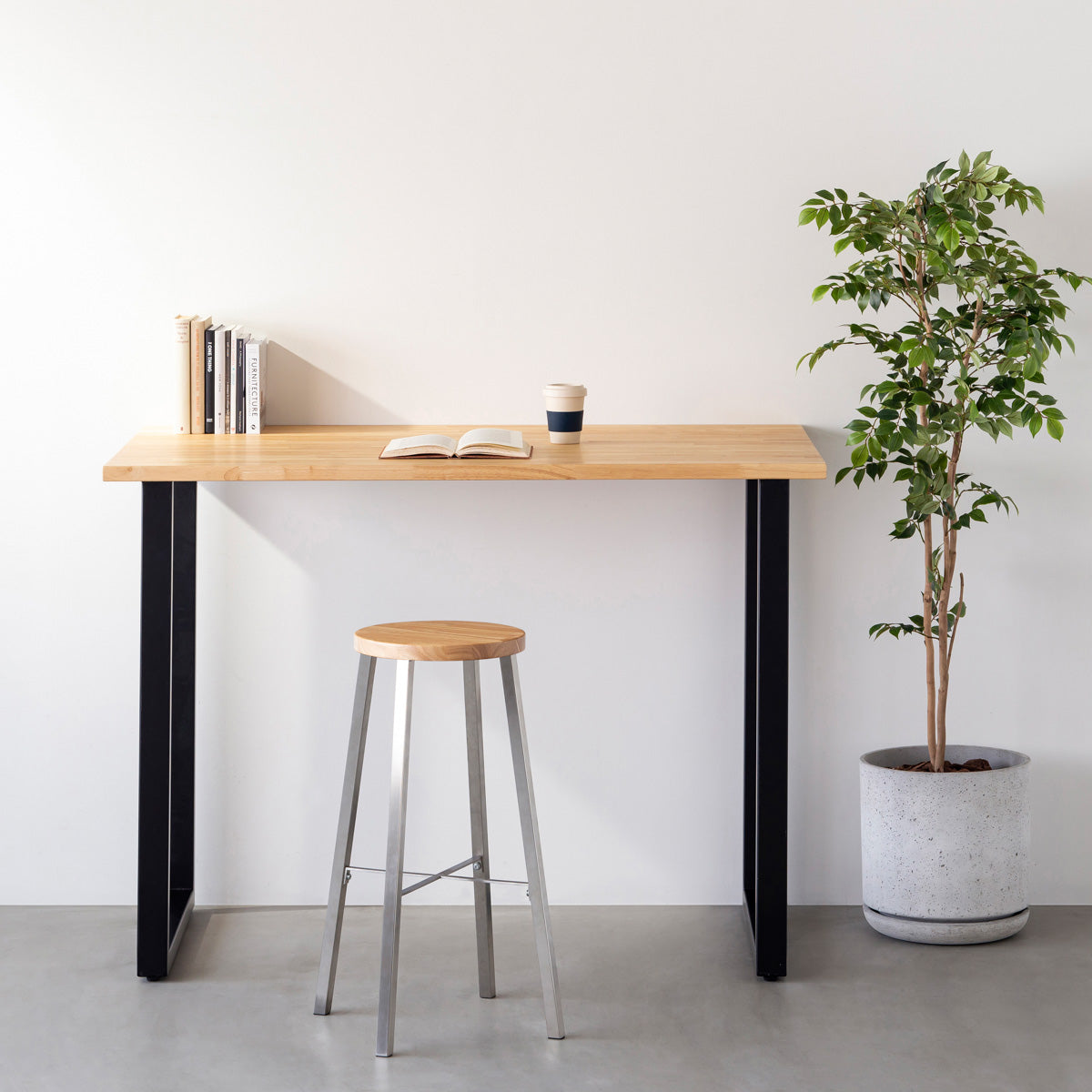 KANADEMONOのラバーウッド ナチュラルRound座面とステンレスのSlant Bar脚を合わせたシンプルモダンなハイスツール（使用例）