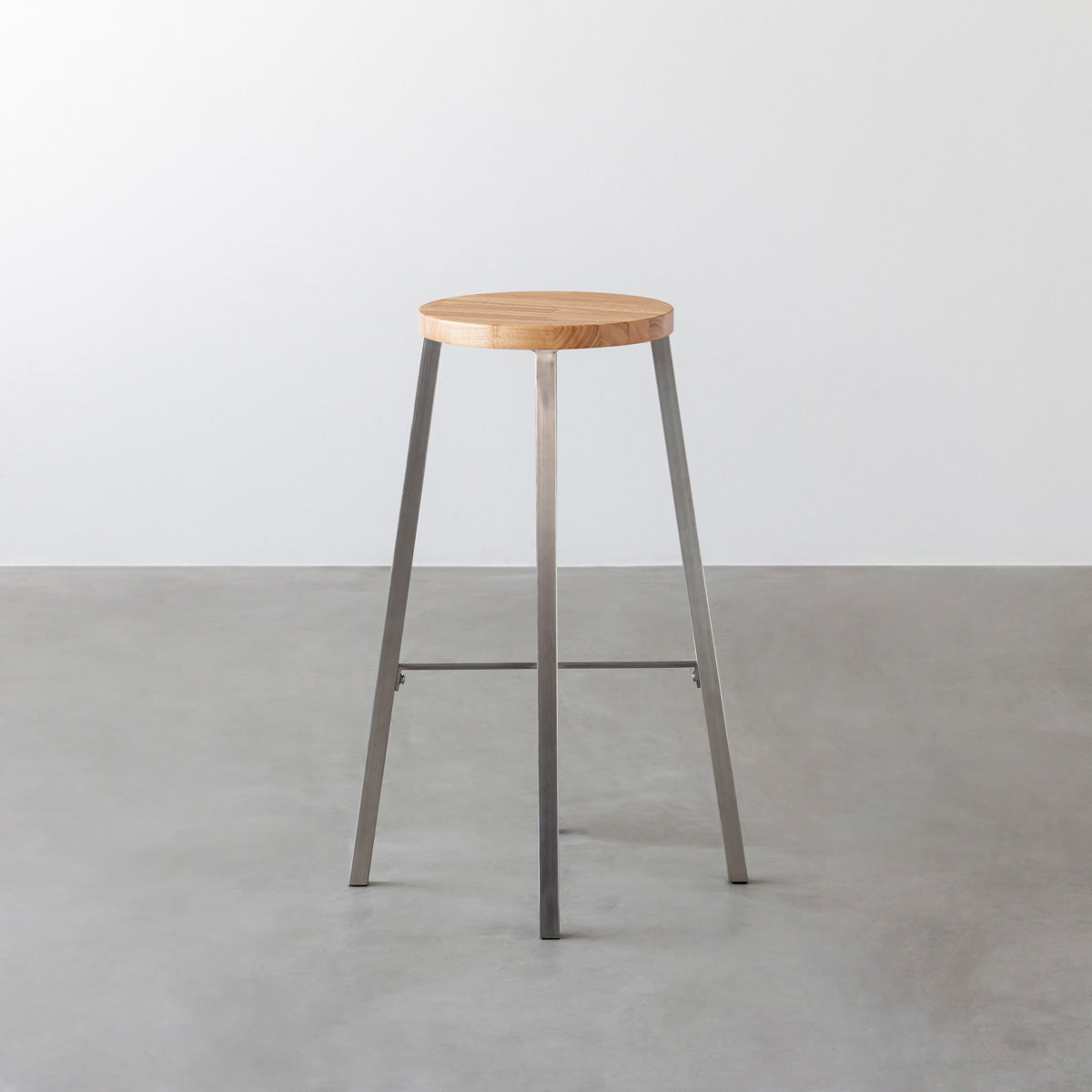 KANADEMONOのラバーウッド ナチュラルRound座面とステンレスのSlant Bar脚を合わせたシンプルモダンなハイスツール2