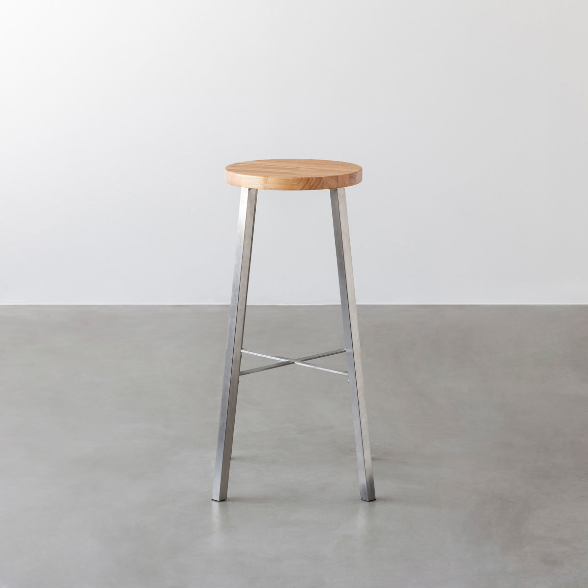 KANADEMONOのラバーウッド ナチュラルRound座面とステンレスのSlant Bar脚を合わせたシンプルモダンなハイスツール3